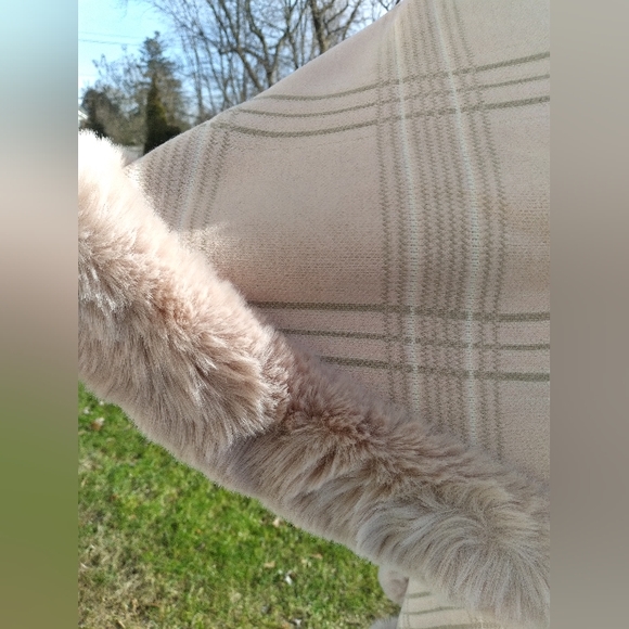 🌱🌾Spring Fling BEIGE PLAID Wrap Jacket w/faux fur accents 🌾🌱😲 - Picture 4 of 8